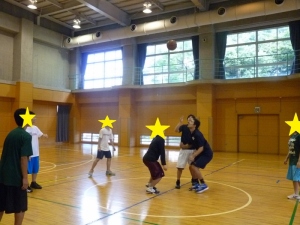 高山選手とバスケ部中高生と職員で試合をしている写真