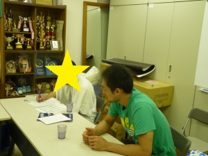 プロバスケ選手を目指している中学生と話をする高山選手の写真