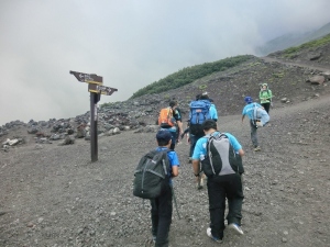 富士山を登っている写真