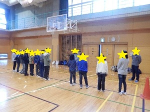 アリーナでお話を聞いている様子