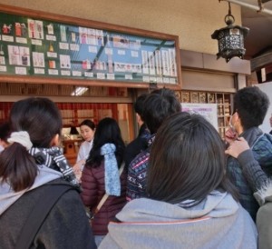 お守りを買う様子