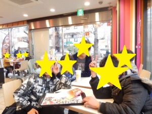 マックで食事をする様子1