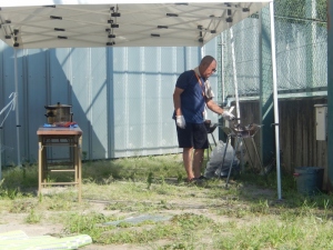 養護係長が火おこしている写真