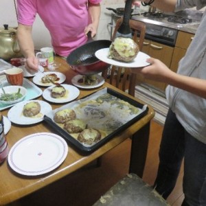 ハンバーグをお皿に盛りつけている写真