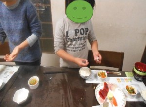 お寿司を握る子ども達