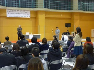 質問をしている写真