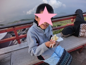 カップラーメンを食べている写真