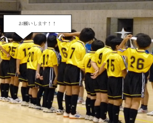 試合開始のあいさつをしている写真