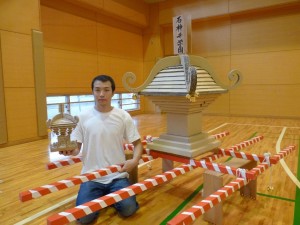 お神輿と職員の写真
