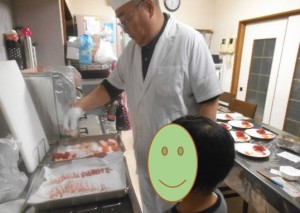 調理師さんが握っている様子