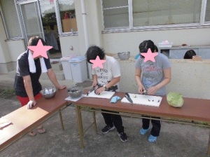 バーベキューの準備作業の写真