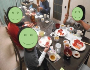 お寿司を食べる様子