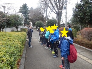 集合してお話を聞いている様子