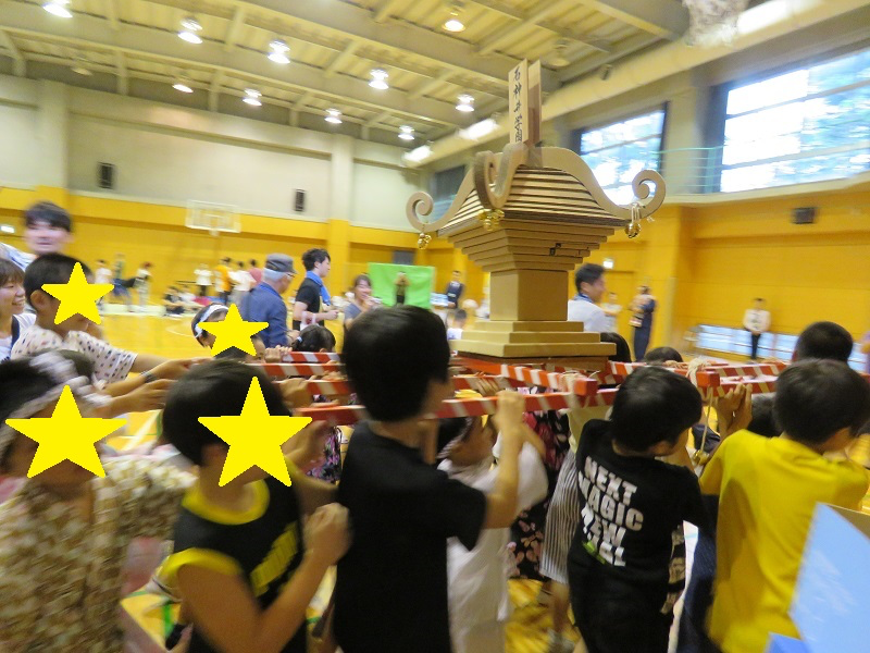 体育館でお神輿