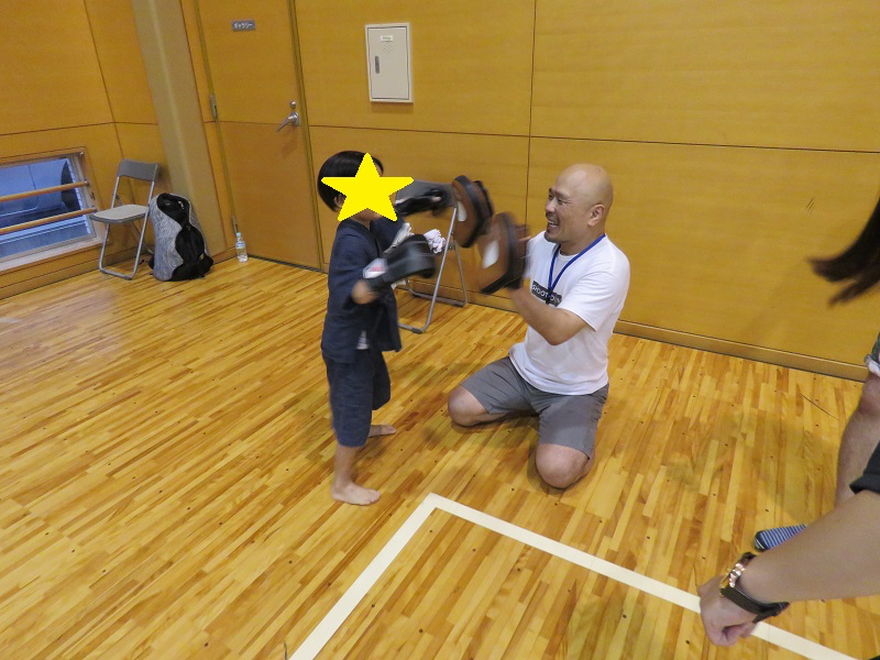元格闘家とのミット打ち体験2