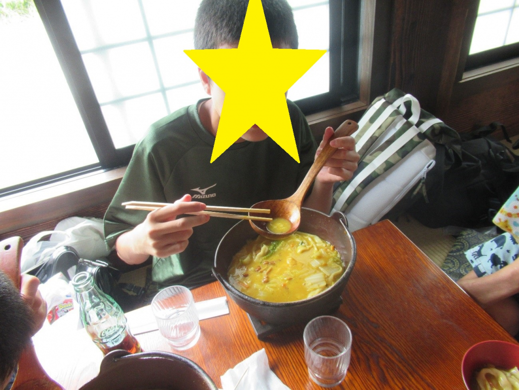 ほうとうを食べている様子
