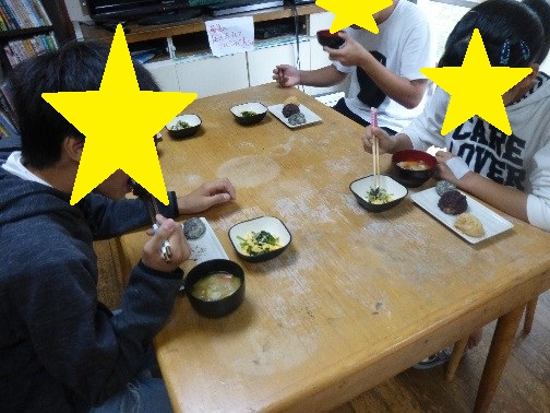 みんなで食べている様子1