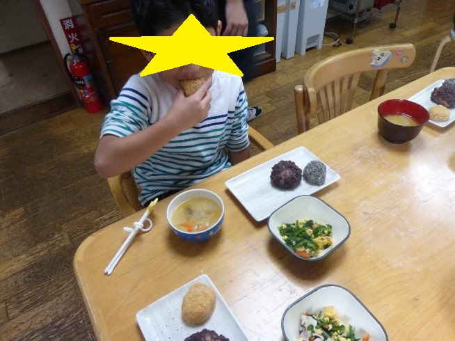 みんなで食べている様子2