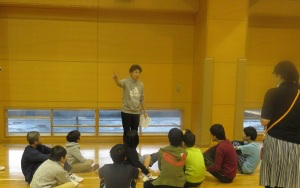 監督の話を聞いている様子