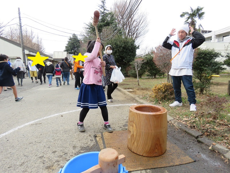 子供だけでの餅つきの様子