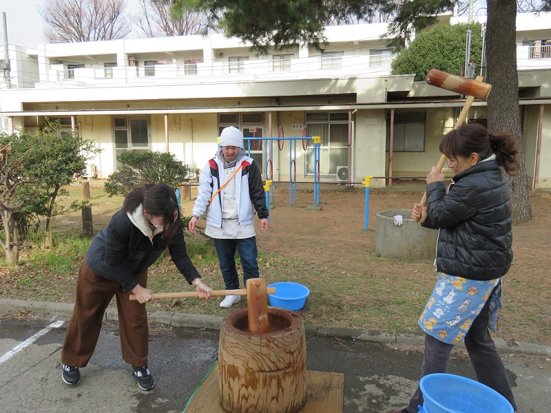 大人たちの餅つき