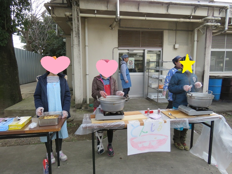 お餅と豚汁の販売の様子