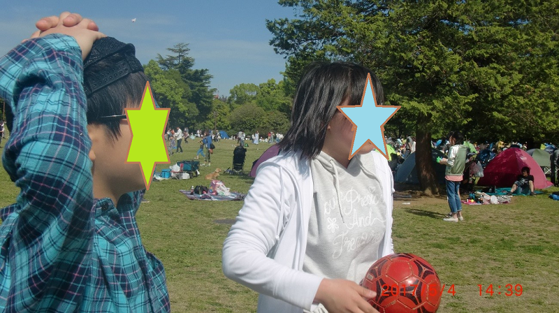 芝生で遊んでいる様子2