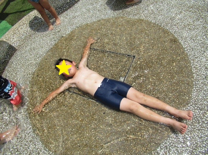水遊びではしゃいでいる様子2