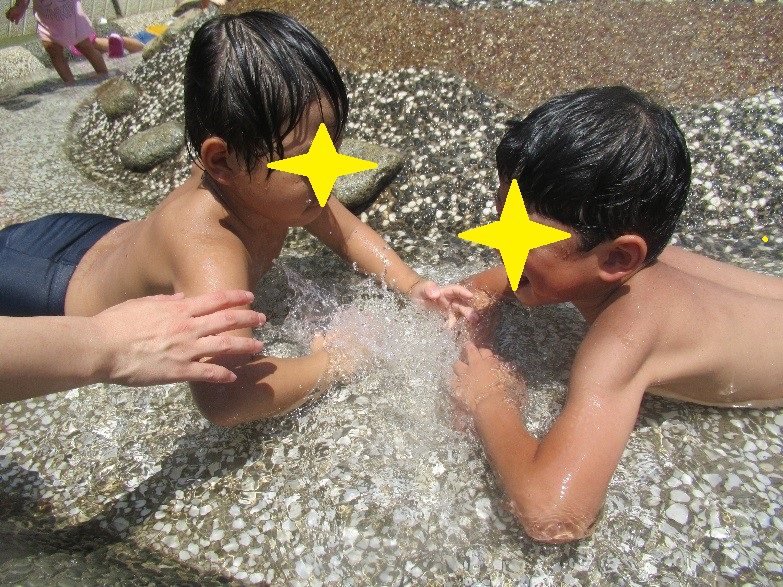 水をかけあっている様子