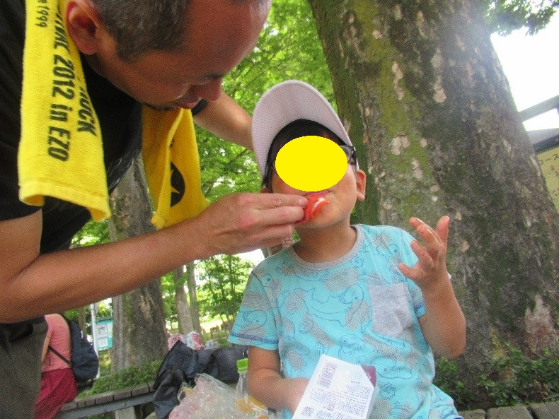 おやつを食べている様子