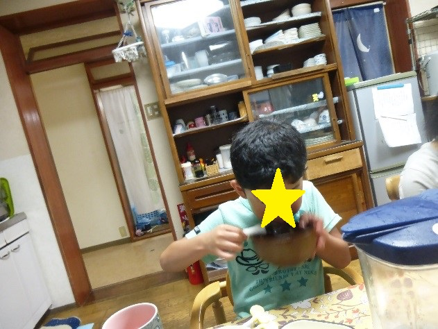 ご飯を食べている様子1