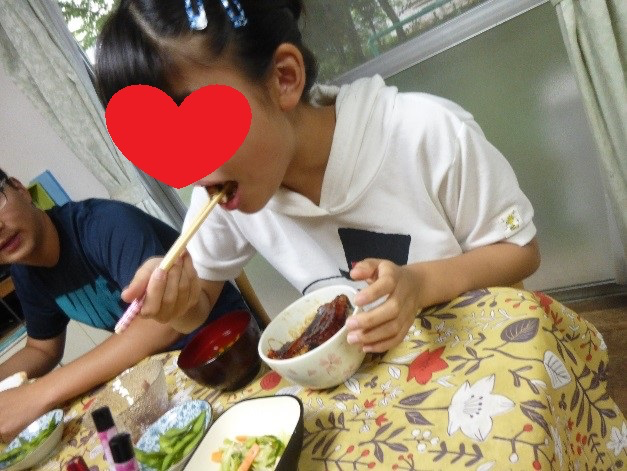 ご飯を食べている様子2