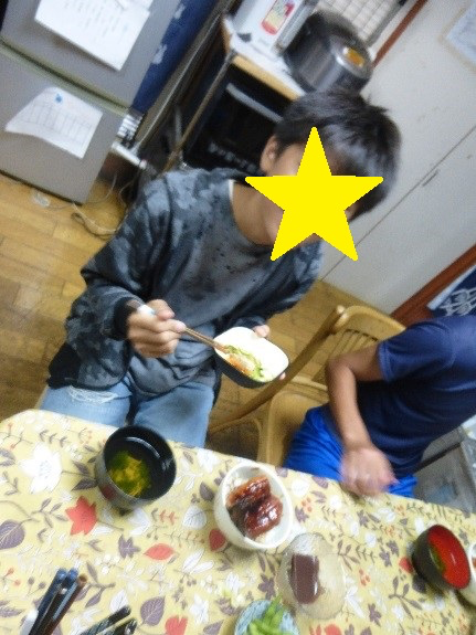 ご飯を食べている様子3
