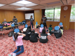 ダンスの先生から話を聞いている写真