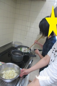 食材を炒める写真