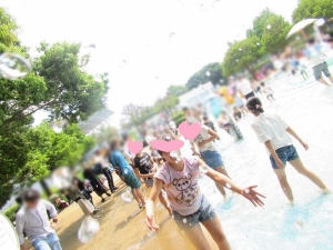 水遊びをしている写真