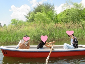 ボートをこぐ写真