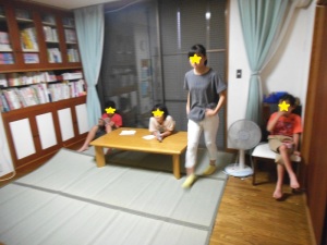 子どもたちがテレビを見ている写真