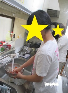 食材を洗う写真