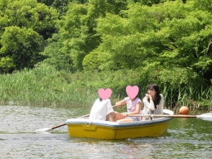 ボートをこぐ写真