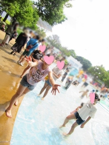 水遊びをしている写真