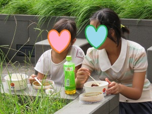 ご飯を食べている写真
